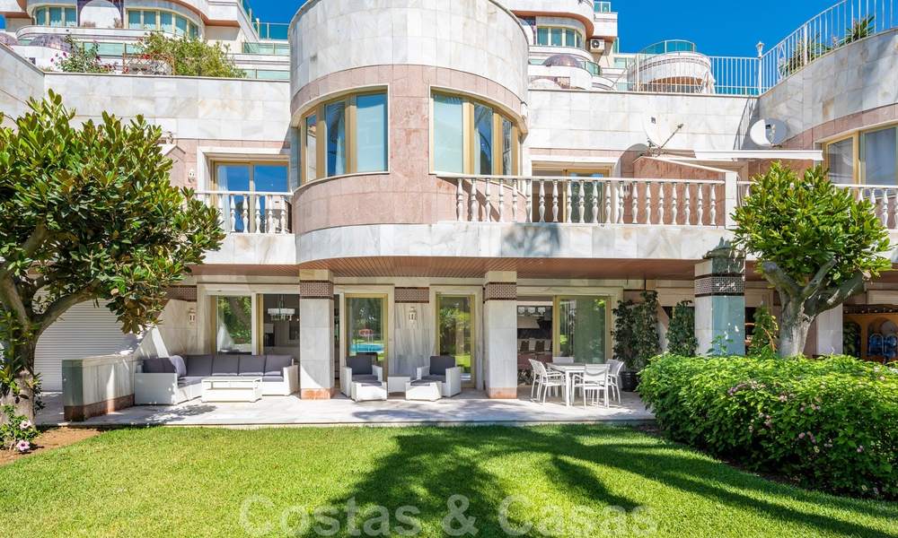 Appartement rénové à vendre dans le complexe balnéaire emblématique en première ligne de plage, le Gray D'Albion à Puerto Banus, Marbella 28396