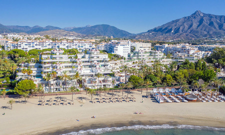 Appartement rénové à vendre dans le complexe balnéaire emblématique en première ligne de plage, le Gray D'Albion à Puerto Banus, Marbella 28399