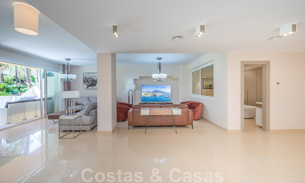 Appartement rénové à vendre dans le complexe balnéaire emblématique en première ligne de plage, le Gray D'Albion à Puerto Banus, Marbella 28400