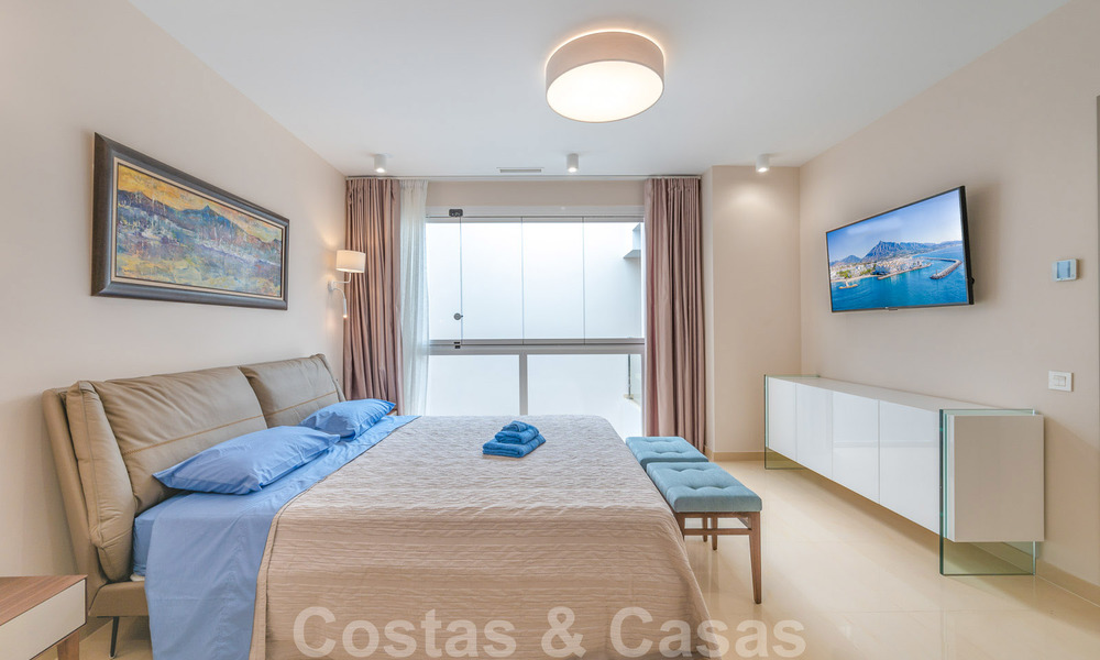 Appartement rénové à vendre dans le complexe balnéaire emblématique en première ligne de plage, le Gray D'Albion à Puerto Banus, Marbella 28405