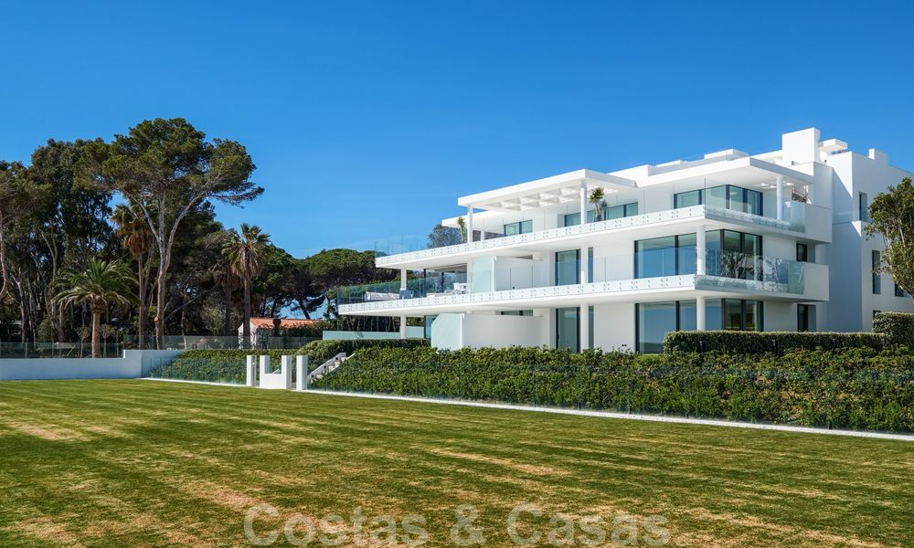 Revente privée. Appartement ultra-Deluxe d'Avant Garde en bord de mer à vendre dans un complexe exclusif sur le New Golden Mile, Marbella - Estepona 28703