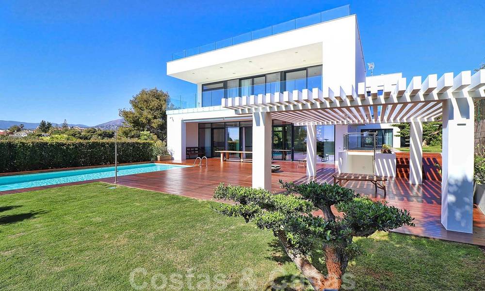 A vendre, villa moderne prête à emménager, à proximité de Puerto Banus à Nueva Andalucia, Marbella 28656