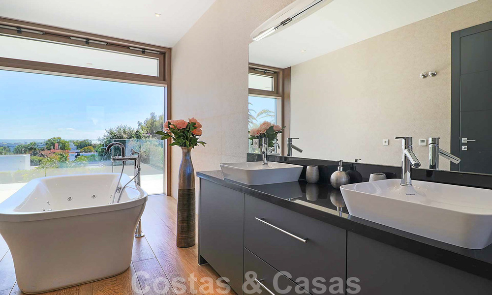 A vendre, villa moderne prête à emménager, à proximité de Puerto Banus à Nueva Andalucia, Marbella 28673