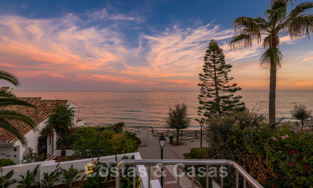 A vendre, villa de bord de mer entièrement rénovée, prête à emménager, avec vue sur la mer à Estepona Ouest 28868