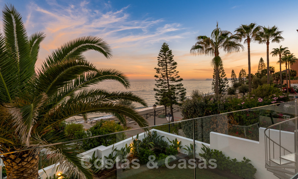 A vendre, villa de bord de mer entièrement rénovée, prête à emménager, avec vue sur la mer à Estepona Ouest 28869