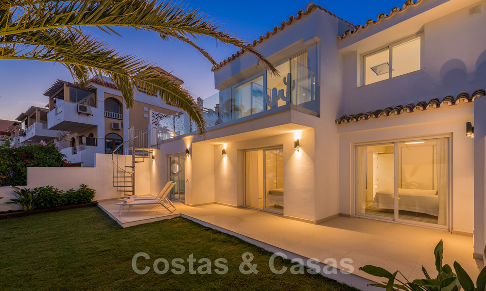 A vendre, villa de bord de mer entièrement rénovée, prête à emménager, avec vue sur la mer à Estepona Ouest 28870