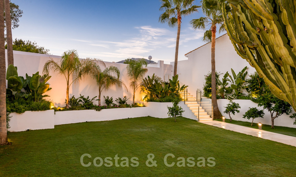 A vendre, villa de bord de mer entièrement rénovée, prête à emménager, avec vue sur la mer à Estepona Ouest 28872