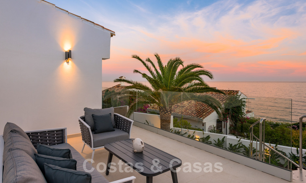 A vendre, villa de bord de mer entièrement rénovée, prête à emménager, avec vue sur la mer à Estepona Ouest 28873