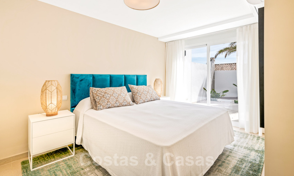A vendre, villa de bord de mer entièrement rénovée, prête à emménager, avec vue sur la mer à Estepona Ouest 28874