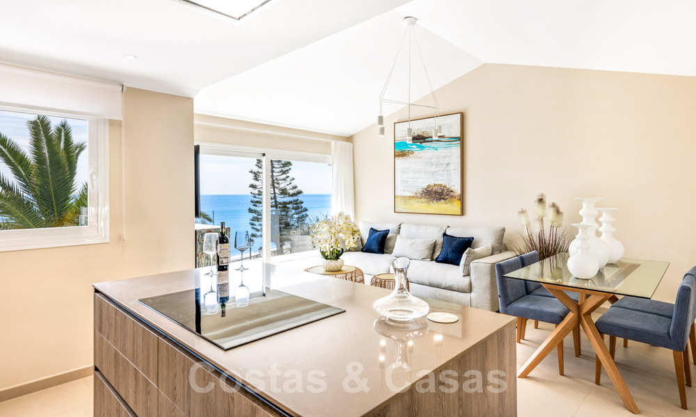 A vendre, villa de bord de mer entièrement rénovée, prête à emménager, avec vue sur la mer à Estepona Ouest 28876