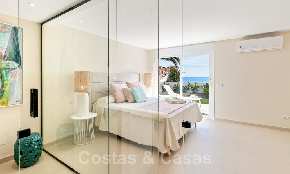 A vendre, villa de bord de mer entièrement rénovée, prête à emménager, avec vue sur la mer à Estepona Ouest 28885