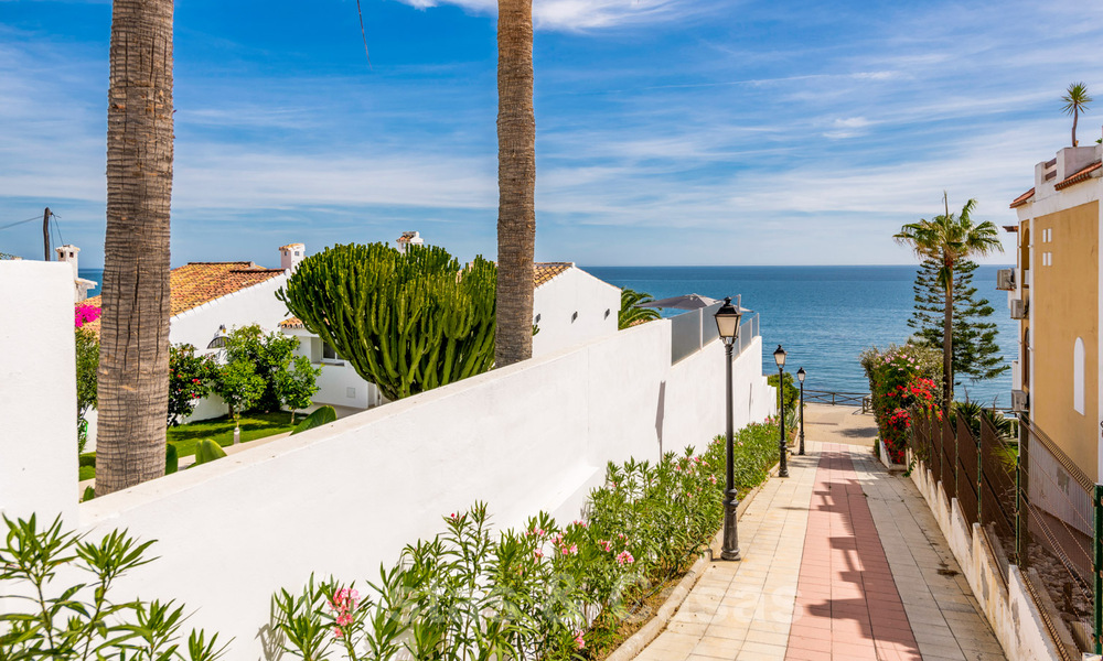 A vendre, villa de bord de mer entièrement rénovée, prête à emménager, avec vue sur la mer à Estepona Ouest 28888
