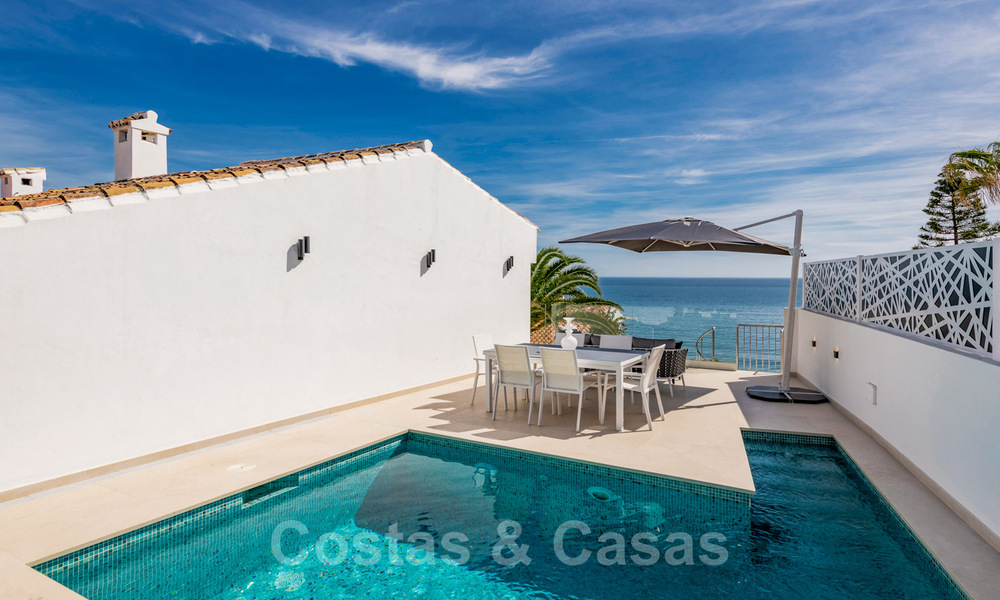 A vendre, villa de bord de mer entièrement rénovée, prête à emménager, avec vue sur la mer à Estepona Ouest 28893