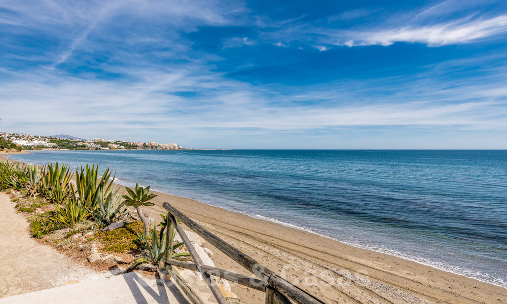 A vendre, villa de bord de mer entièrement rénovée, prête à emménager, avec vue sur la mer à Estepona Ouest 28895
