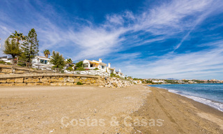 A vendre, villa de bord de mer entièrement rénovée, prête à emménager, avec vue sur la mer à Estepona Ouest 28898 