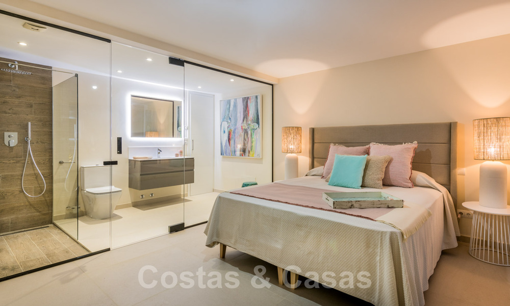 A vendre, villa de bord de mer entièrement rénovée, prête à emménager, avec vue sur la mer à Estepona Ouest 28905