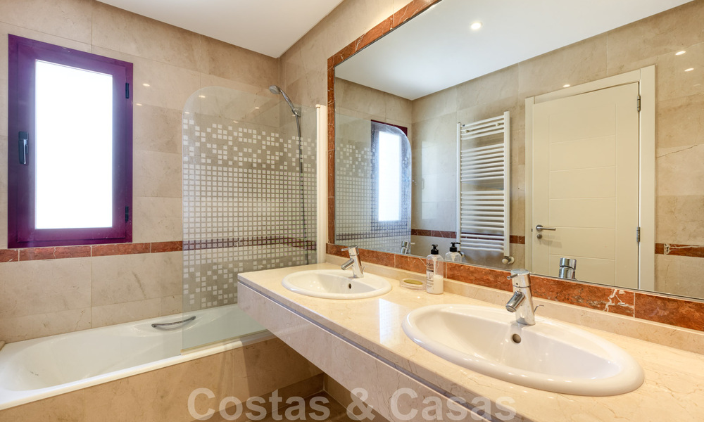 Belle maison de ville à vendre avec 3 chambres à proximité des commodités et de Puerto Banus à Nueva Andalucia, Marbella 29283