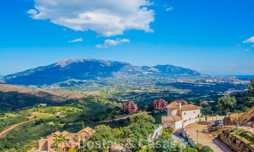 Villa moderne de nouvelle construction avec vue panoramique sur la montagne et la mer à vendre dans les collines de Marbella Est 57670