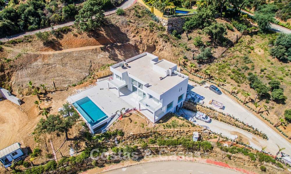 Villa moderne de nouvelle construction avec vue panoramique sur la montagne et la mer à vendre dans les collines de Marbella Est 57673