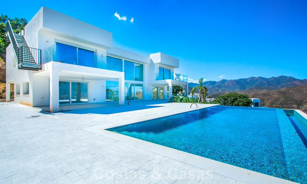 Villa moderne de nouvelle construction avec vue panoramique sur la montagne et la mer à vendre dans les collines de Marbella Est 57678