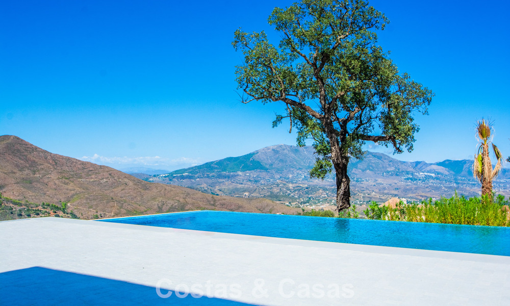 Villa moderne de nouvelle construction avec vue panoramique sur la montagne et la mer à vendre dans les collines de Marbella Est 57680