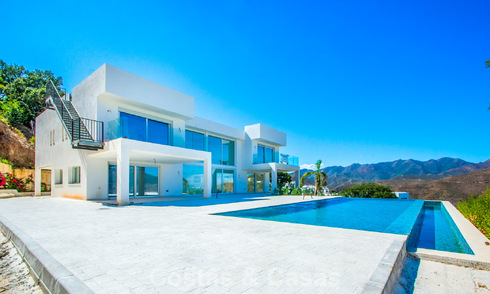 Villa moderne de nouvelle construction avec vue panoramique sur la montagne et la mer à vendre dans les collines de Marbella Est 57683