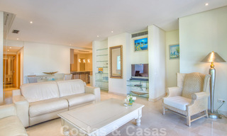 Spacieux, luxueux appartement de coin à vendre dans un complexe de plage en première ligne, à proximité du centre d'Estepona 29676 
