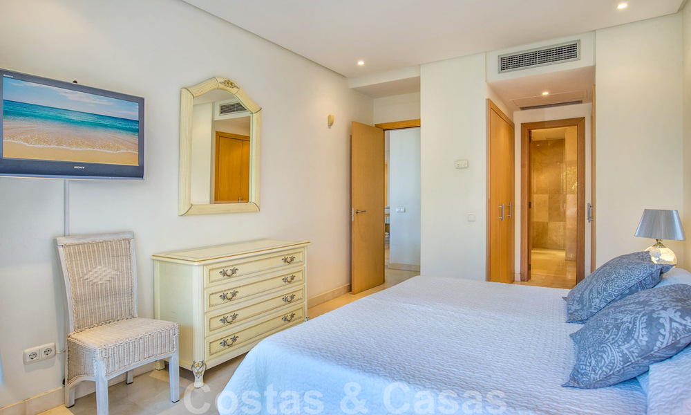 Spacieux, luxueux appartement de coin à vendre dans un complexe de plage en première ligne, à proximité du centre d'Estepona 29686