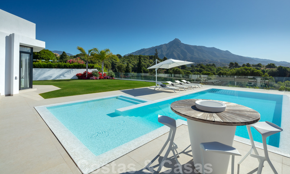 Villa élégamment rénovée à Nueva Andalucia, Marbella. En première ligne de golf de Aloha avec une vue imprenable. 29927