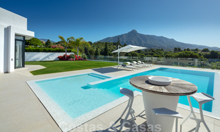 Villa élégamment rénovée à Nueva Andalucia, Marbella. En première ligne de golf de Aloha avec une vue imprenable. 29927 