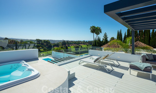 Villa élégamment rénovée à Nueva Andalucia, Marbella. En première ligne de golf de Aloha avec une vue imprenable. 29930 