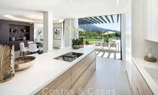 Villa élégamment rénovée à Nueva Andalucia, Marbella. En première ligne de golf de Aloha avec une vue imprenable. 29946 