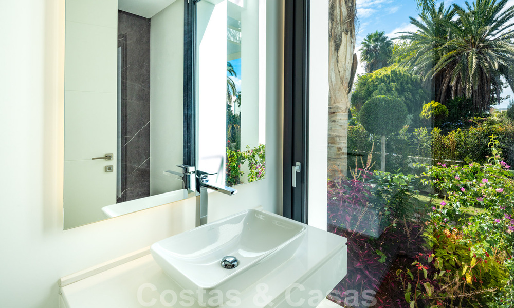 Spacieuse villa moderne de luxe près de la mer et un terrain de golf à vendre à Marbella - Estepona 30151