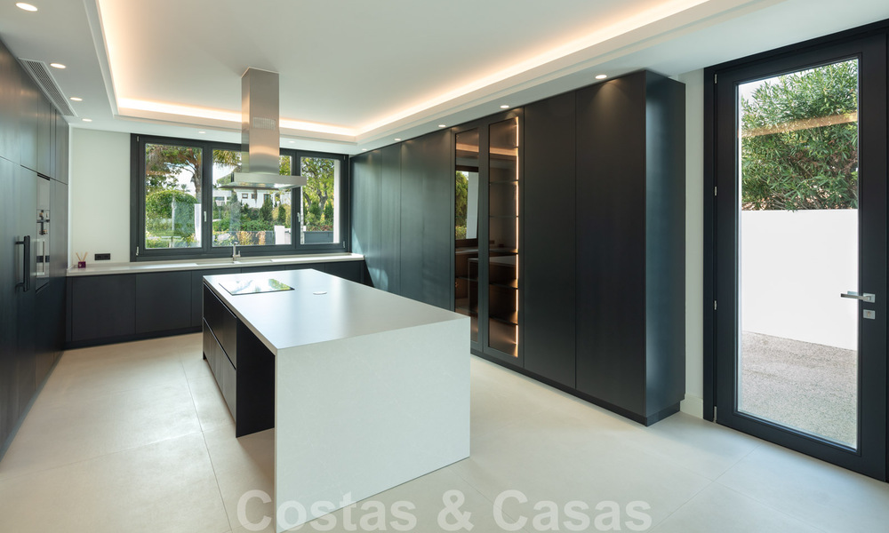 Spacieuse villa moderne de luxe près de la mer et un terrain de golf à vendre à Marbella - Estepona 30165