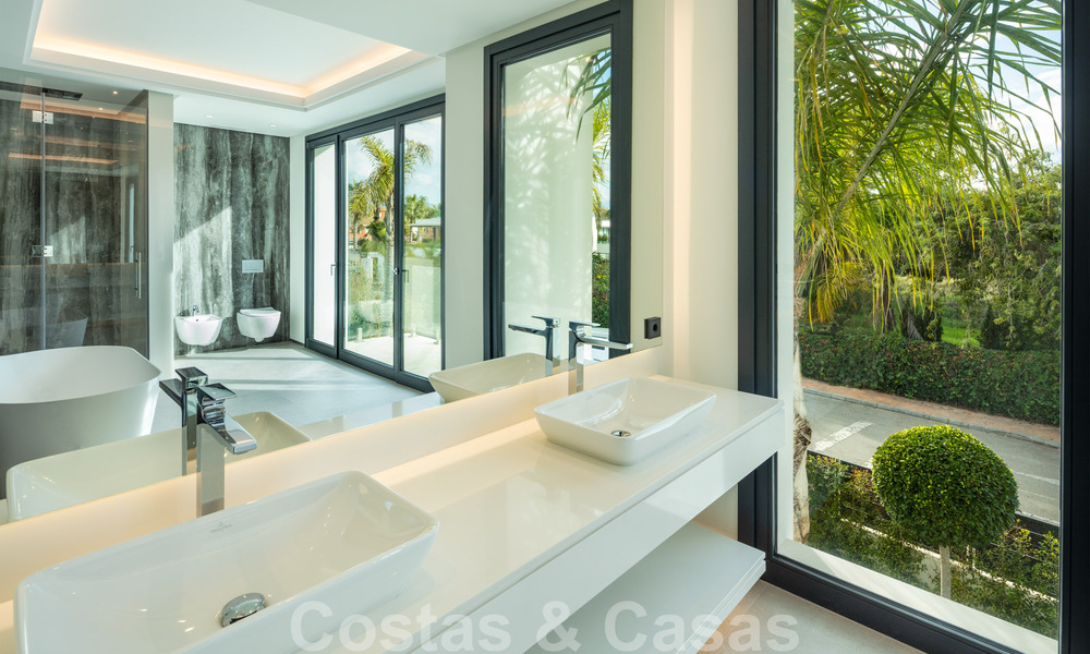 Spacieuse villa moderne de luxe près de la mer et un terrain de golf à vendre à Marbella - Estepona 30171