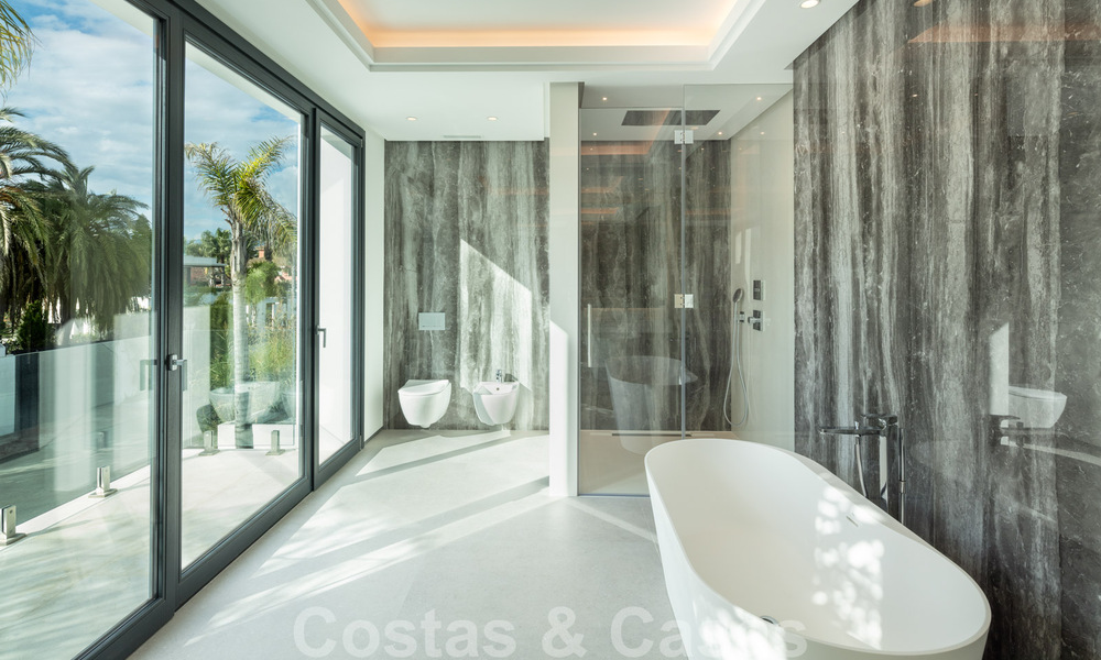 Spacieuse villa moderne de luxe près de la mer et un terrain de golf à vendre à Marbella - Estepona 30172