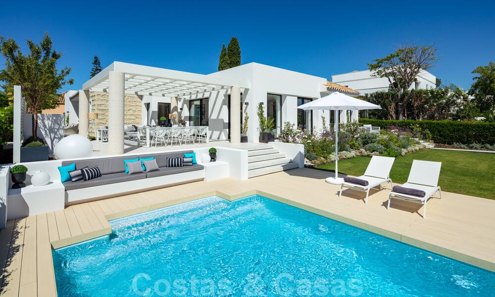 Villa élégante et rénovée à vendre avec de belles vues sur les montagnes, à Nueva Andalucia - Marbella, à quelques minutes à pied des commodités locales 30290