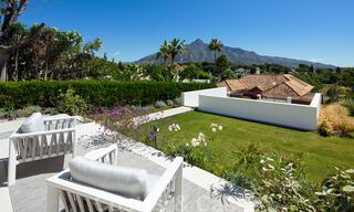 Villa élégante et rénovée à vendre avec de belles vues sur les montagnes, à Nueva Andalucia - Marbella, à quelques minutes à pied des commodités locales 30292 