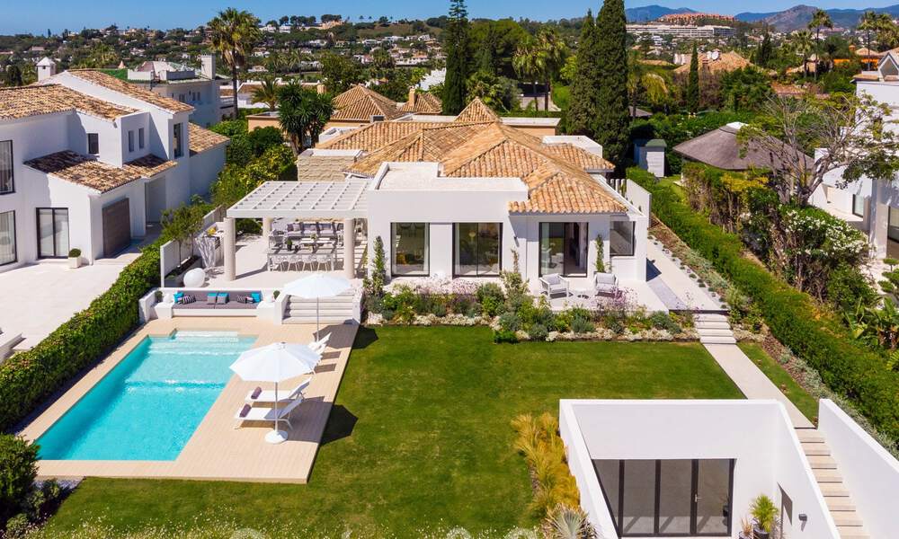 Villa élégante et rénovée à vendre avec de belles vues sur les montagnes, à Nueva Andalucia - Marbella, à quelques minutes à pied des commodités locales 30293