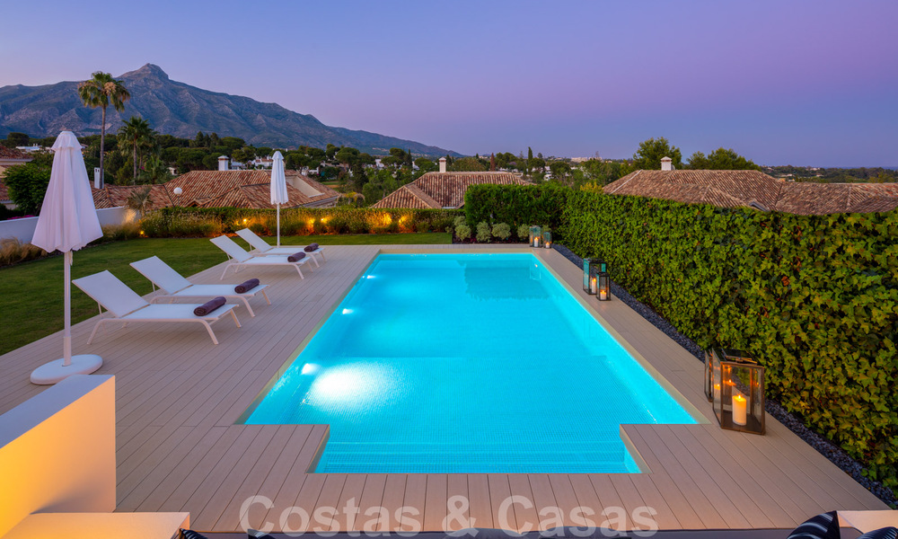 Villa élégante et rénovée à vendre avec de belles vues sur les montagnes, à Nueva Andalucia - Marbella, à quelques minutes à pied des commodités locales 30313