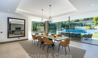 Prêt à emménager, villa moderne en vente à proximité des commodités et de Puerto Banus à Nueva Andalucia, Marbella 30687 