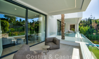 Prêt à emménager, villa moderne en vente à proximité des commodités et de Puerto Banus à Nueva Andalucia, Marbella 30698 