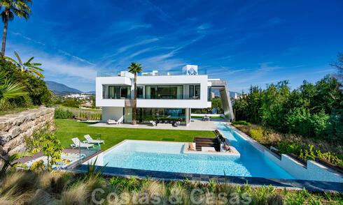 Prêt à emménager, villa moderne en vente à proximité des commodités et de Puerto Banus à Nueva Andalucia, Marbella 30702