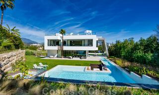 Prêt à emménager, villa moderne en vente à proximité des commodités et de Puerto Banus à Nueva Andalucia, Marbella 30702 