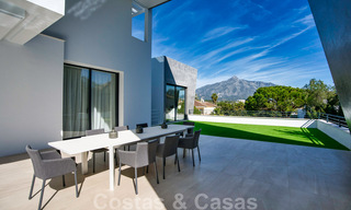 Prêt à emménager, villa moderne en vente à proximité des commodités et de Puerto Banus à Nueva Andalucia, Marbella 30703 