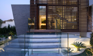 Prêt à emménager, villa moderne en vente à proximité des commodités et de Puerto Banus à Nueva Andalucia, Marbella 30705 
