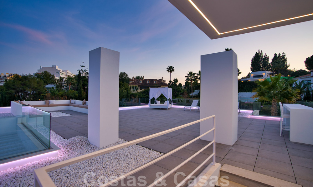 Prêt à emménager, villa moderne en vente à proximité des commodités et de Puerto Banus à Nueva Andalucia, Marbella 30706
