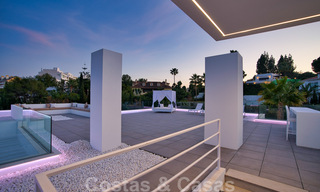 Prêt à emménager, villa moderne en vente à proximité des commodités et de Puerto Banus à Nueva Andalucia, Marbella 30706 