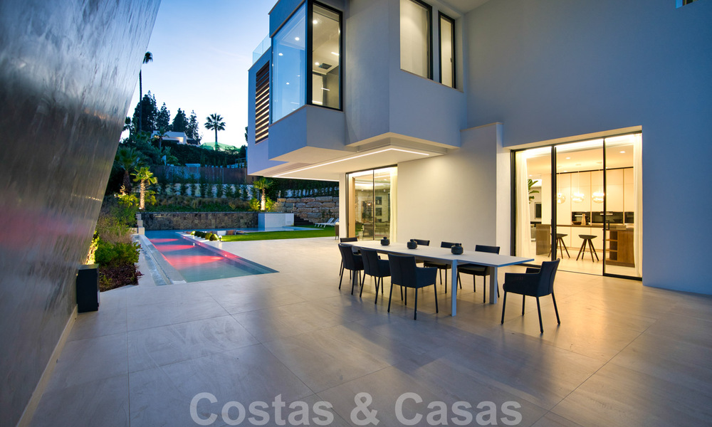 Prêt à emménager, villa moderne en vente à proximité des commodités et de Puerto Banus à Nueva Andalucia, Marbella 30708