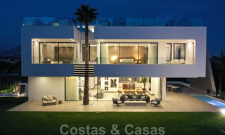 Prêt à emménager, villa moderne en vente à proximité des commodités et de Puerto Banus à Nueva Andalucia, Marbella 30711 